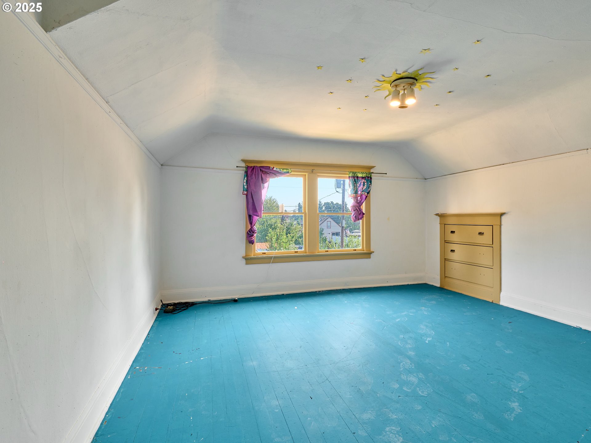 955 Bryan Street Woodburn, OR 97071 - Photo 19 of 28 an empty room with windows