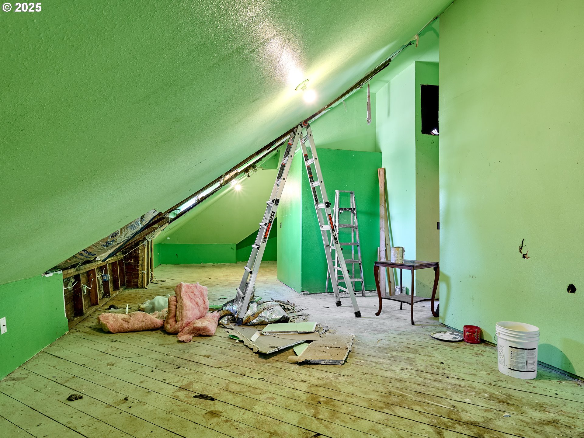955 Bryan Street Woodburn, OR 97071 - Photo 23 of 28 a view of swimming pool with lawn chairs and couches