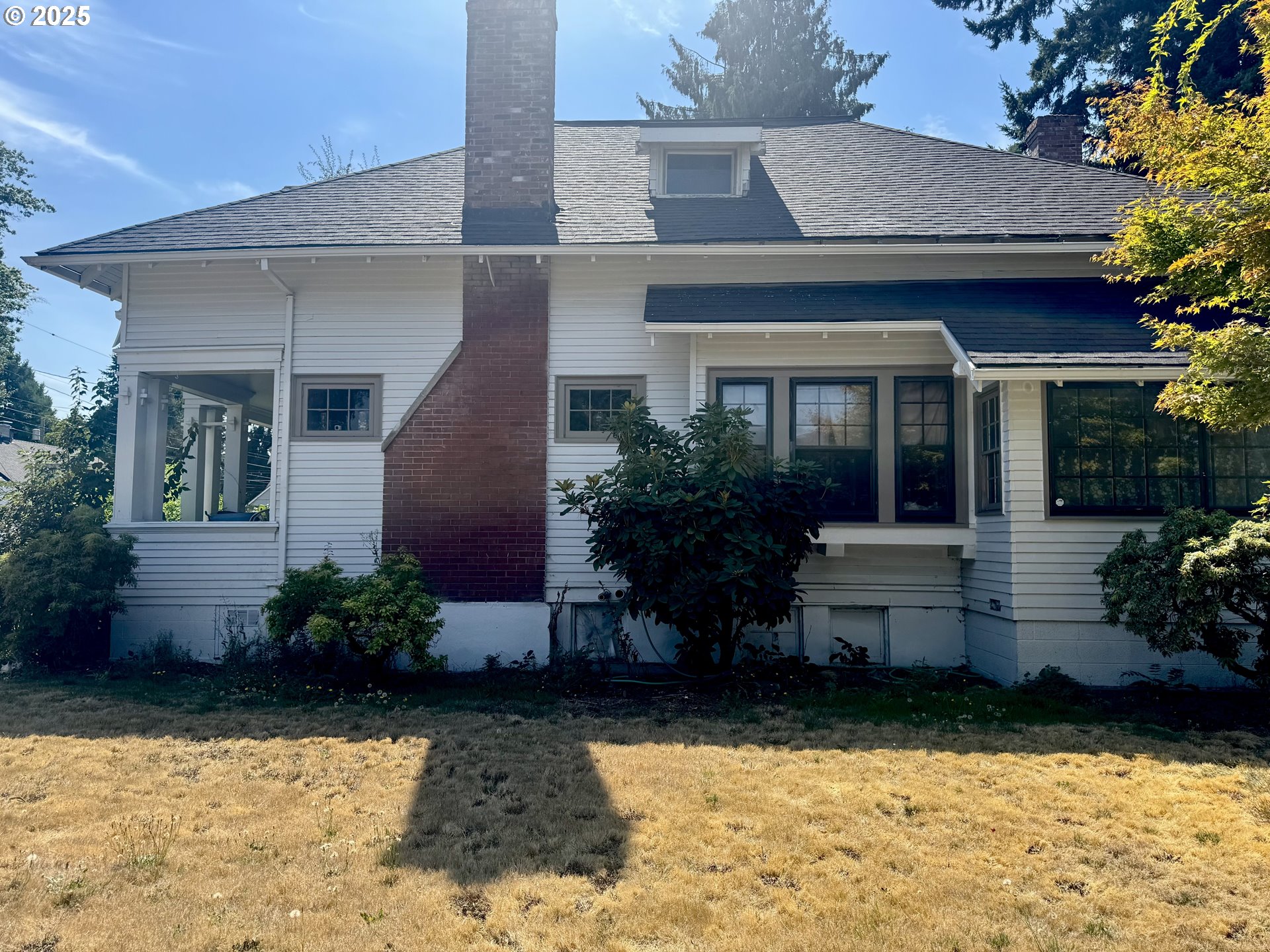 955 Bryan Street Woodburn, OR 97071 - Photo 3 of 28 a front view of a house with garden