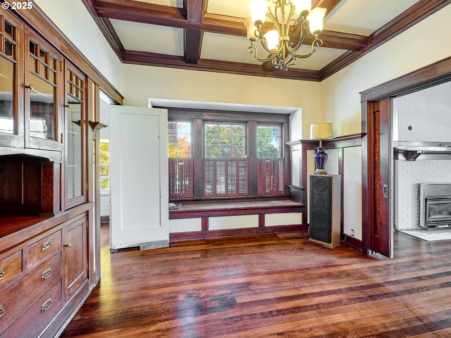955 Bryan Street Woodburn, OR 97071 - Photo 10 of 28 a view of an entryway with wooden floor and a chandelier