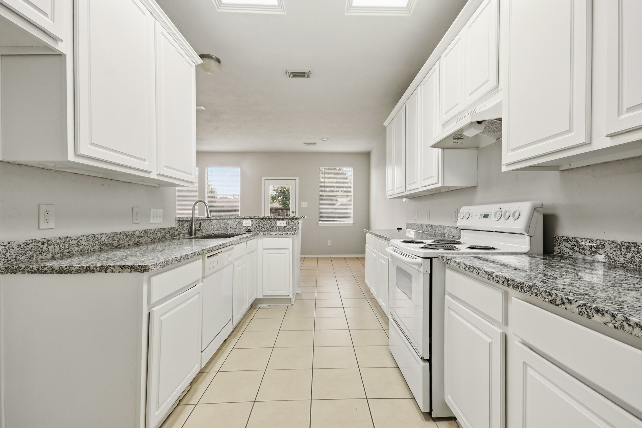 13107 Peppergate Lane Houston, TX 77044 - Photo 6 of 16 Gallery Image 6
