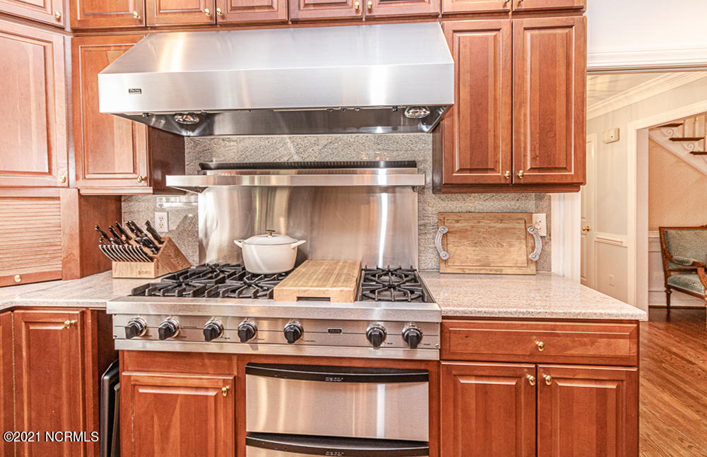 345 Old Coach Road Rocky Mount, NC 27804 - Photo 15 of 46 Viking gas range and grill