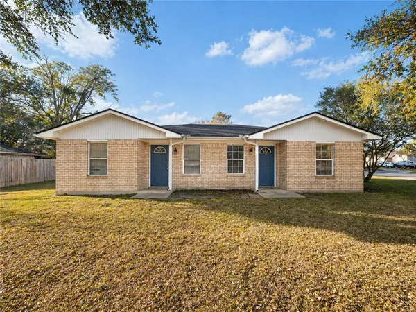 a view of a house with a yard