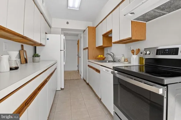 $2,250 | 1808 Old Meadow Road, Unit 1105, McLean, VA 22102