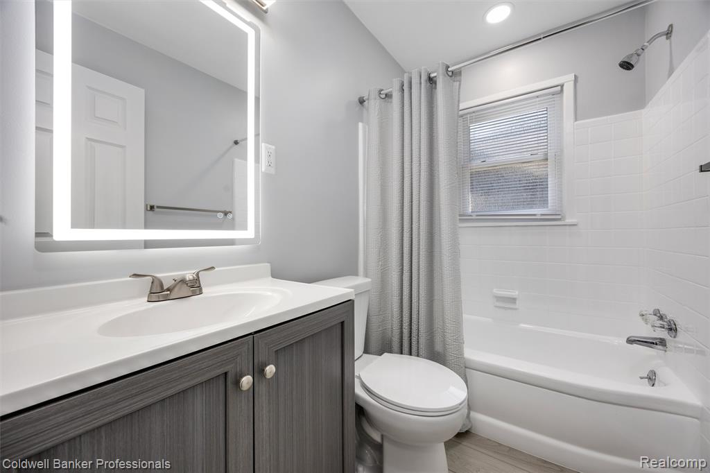 2050 Ridgemont Road Grosse Pointe Woods, MI 48236 - Photo 7 of 22