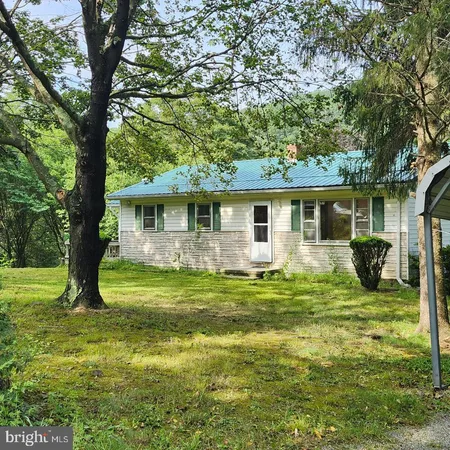 a view of a house with a backyard
