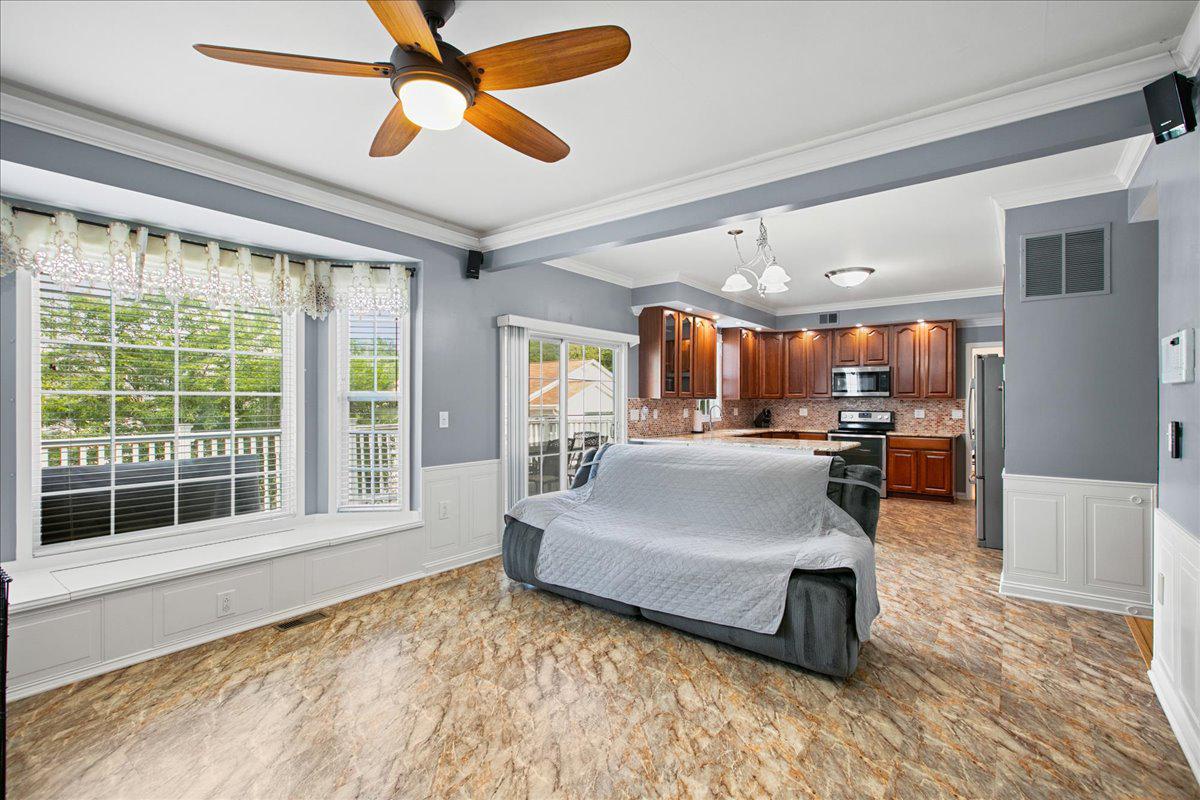 4724 Pole Road Alexandria, VA 22309 - Photo 10 of 54 Bright and airy open living space.