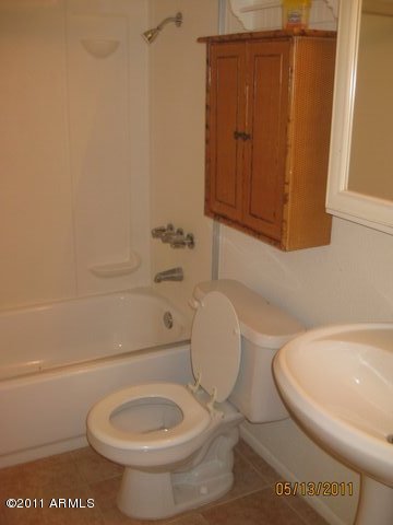 357 East Thomas Road, Unit 101 Phoenix, AZ 85012 - Photo 4 of 5 hall bath