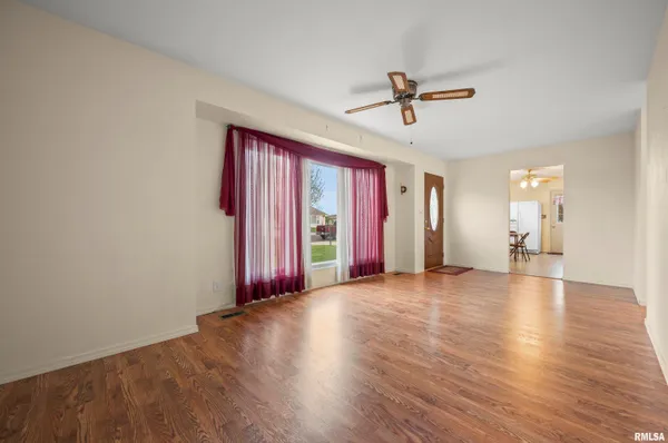 $169,900 | 408 Camelot Drive, Washington, IL 61571