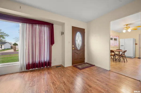 $169,900 | 408 Camelot Drive, Washington, IL 61571