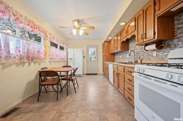 $169,900 | 408 Camelot Drive, Washington, IL 61571