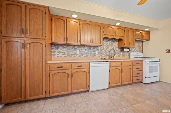 $169,900 | 408 Camelot Drive, Washington, IL 61571