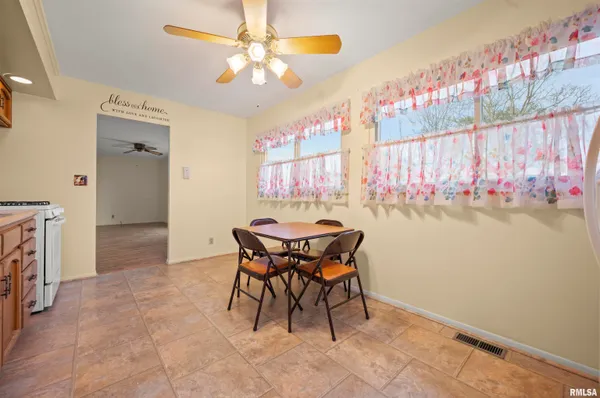 $169,900 | 408 Camelot Drive, Washington, IL 61571