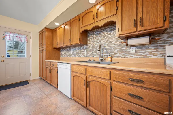 $169,900 | 408 Camelot Drive, Washington, IL 61571