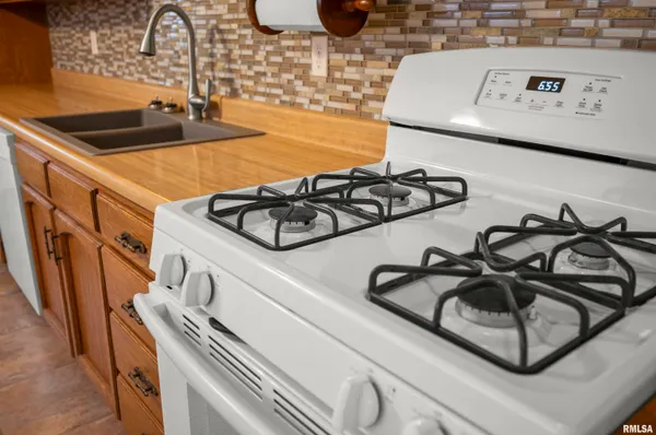 $169,900 | 408 Camelot Drive, Washington, IL 61571