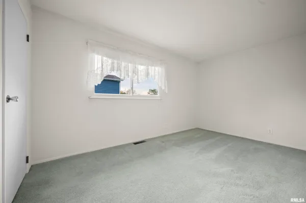 $169,900 | 408 Camelot Drive, Washington, IL 61571