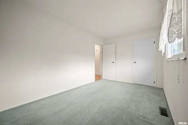 $169,900 | 408 Camelot Drive, Washington, IL 61571