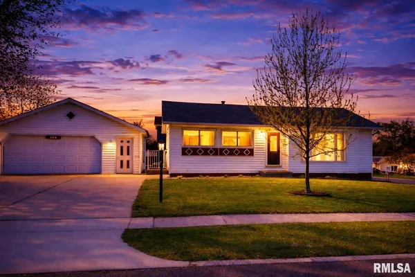 $169,900 | 408 Camelot Drive, Washington, IL 61571