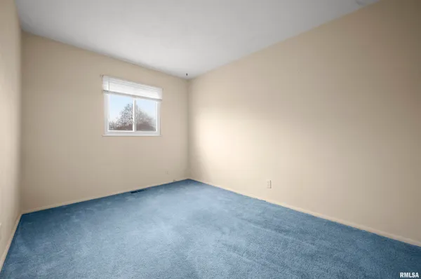 $169,900 | 408 Camelot Drive, Washington, IL 61571