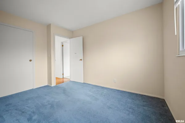 $169,900 | 408 Camelot Drive, Washington, IL 61571