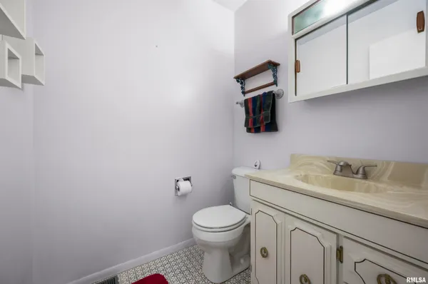 $169,900 | 408 Camelot Drive, Washington, IL 61571