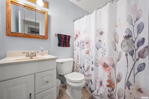 $169,900 | 408 Camelot Drive, Washington, IL 61571