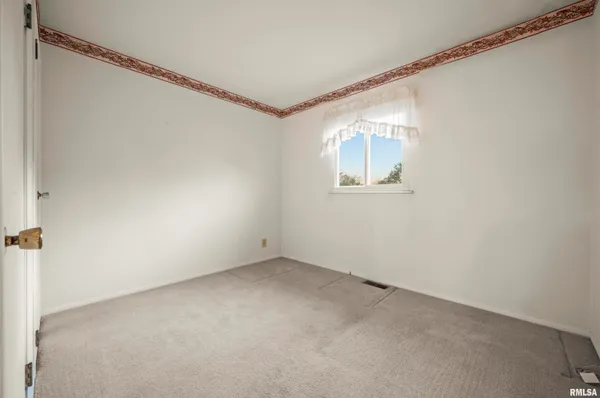 $169,900 | 408 Camelot Drive, Washington, IL 61571