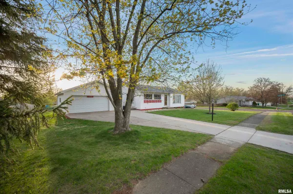 $169,900 | 408 Camelot Drive, Washington, IL 61571