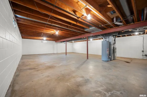 $169,900 | 408 Camelot Drive, Washington, IL 61571