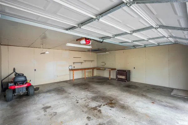 $169,900 | 408 Camelot Drive, Washington, IL 61571