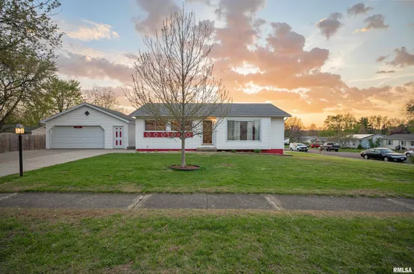 $169,900 | 408 Camelot Drive, Washington, IL 61571