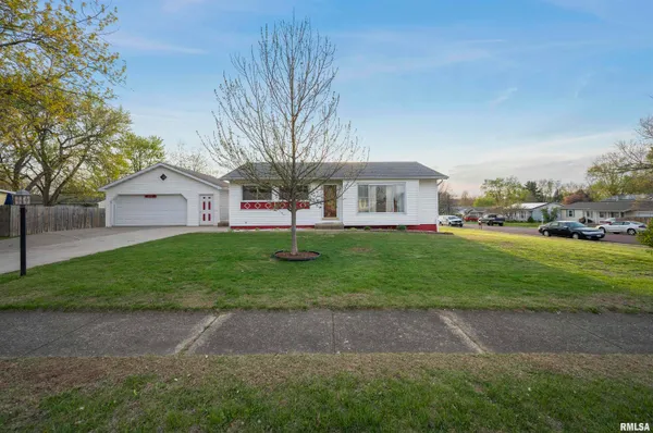 $169,900 | 408 Camelot Drive, Washington, IL 61571