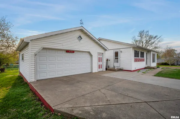 $169,900 | 408 Camelot Drive, Washington, IL 61571