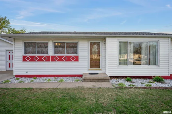 $169,900 | 408 Camelot Drive, Washington, IL 61571