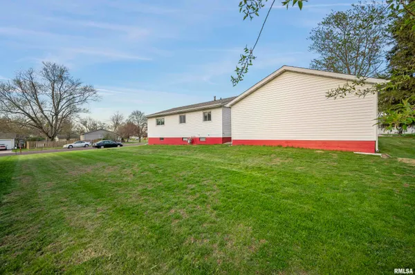 $169,900 | 408 Camelot Drive, Washington, IL 61571