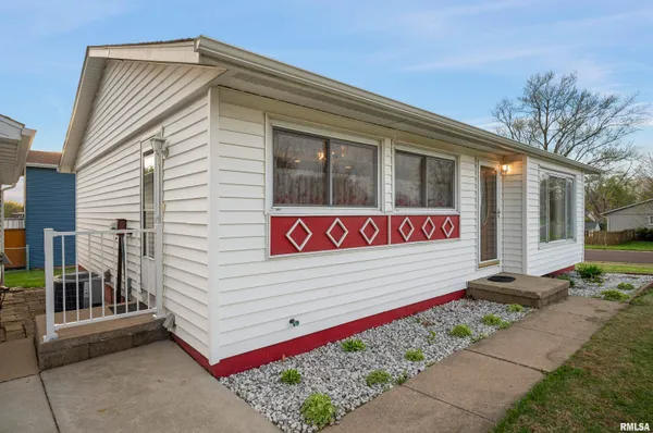 $169,900 | 408 Camelot Drive, Washington, IL 61571