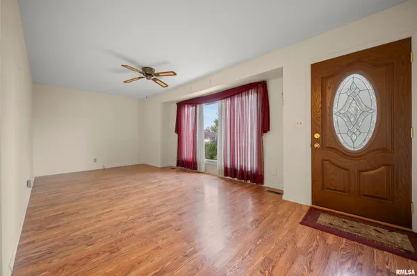 $169,900 | 408 Camelot Drive, Washington, IL 61571