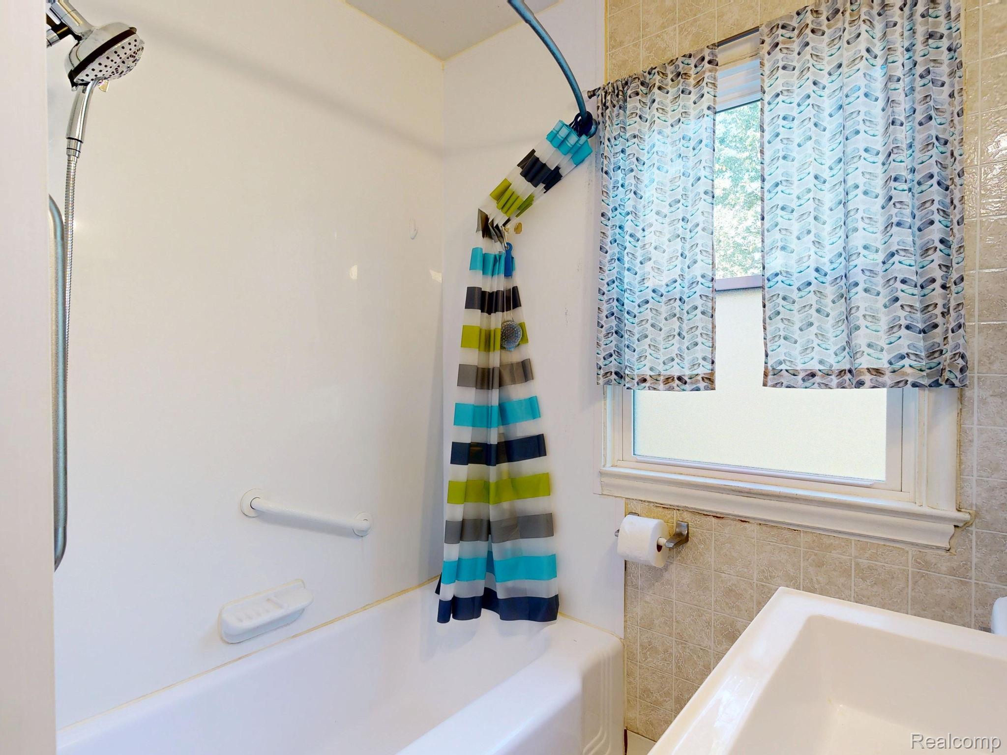 4455 North Genesee Road Flint, MI 48506 - Photo 20 of 47 Full bathroom featuring shower / tub combo