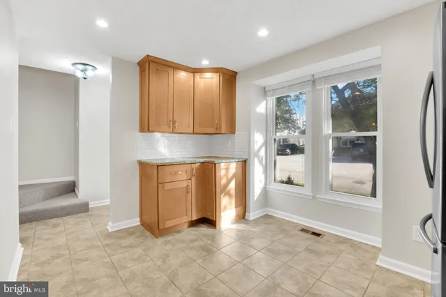 a view of entryway with kitchen area