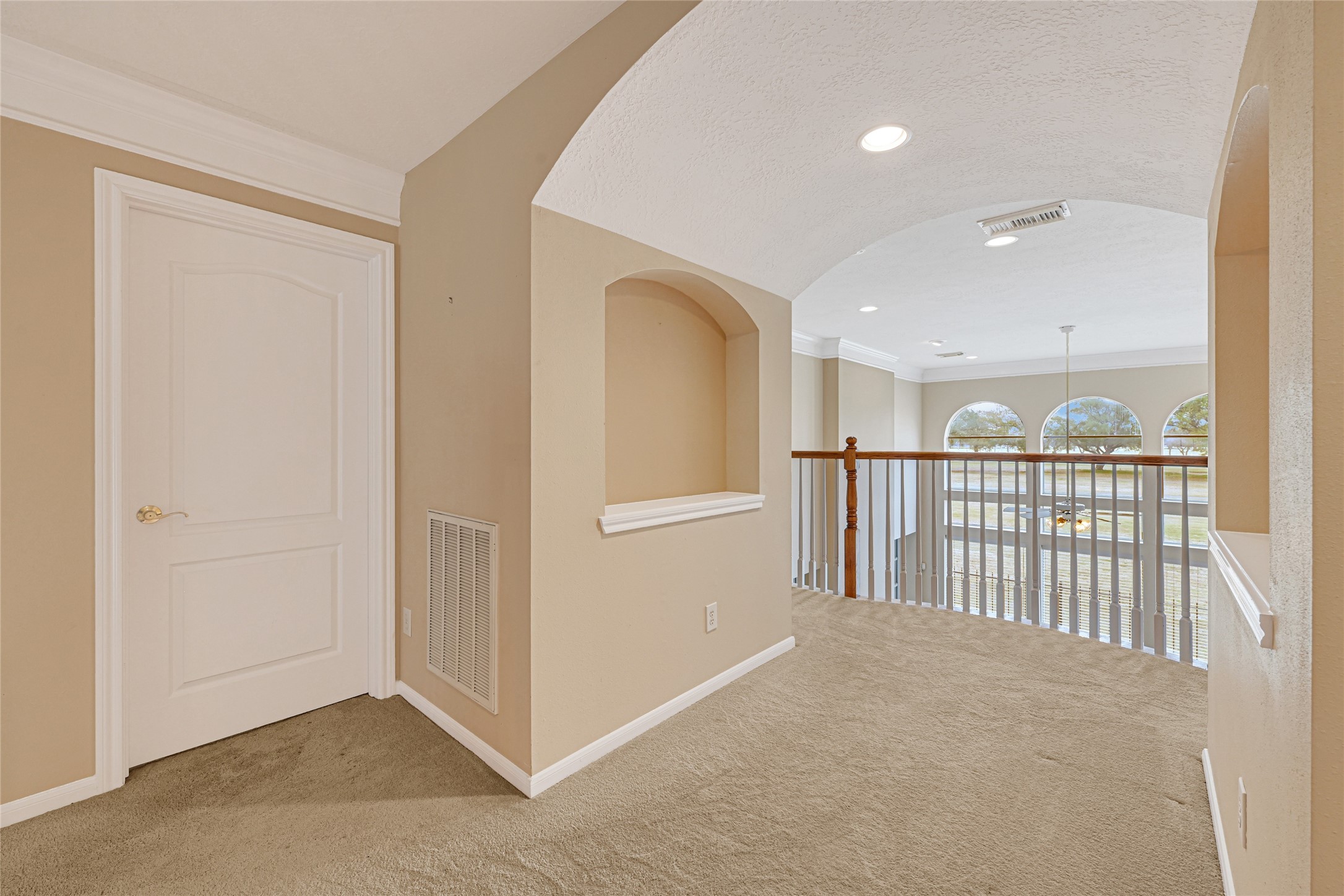 35 Parkway Place Houston, TX 77040 - Photo 26 of 37 en empty room with sliding door and windows