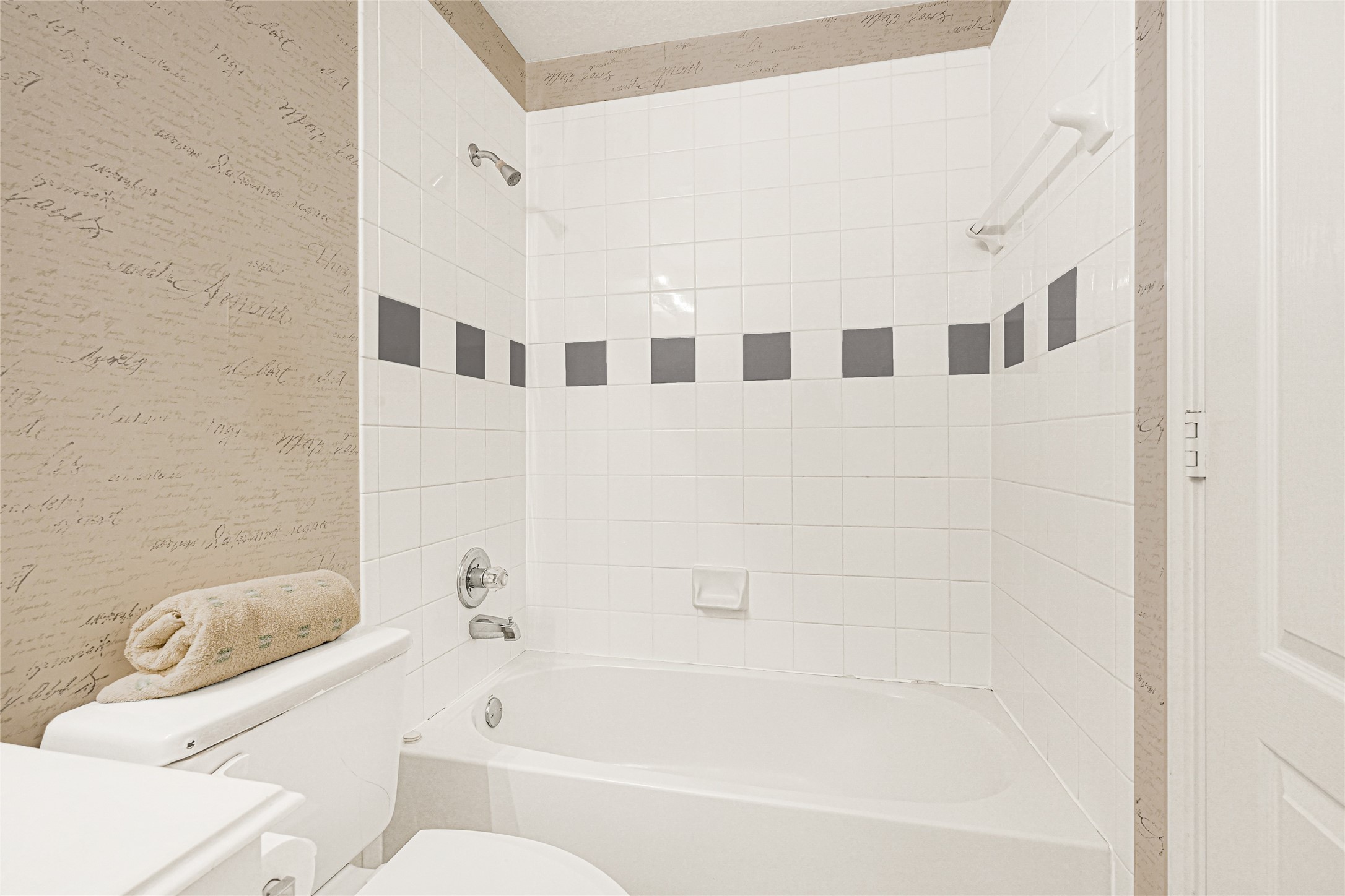 35 Parkway Place Houston, TX 77040 - Photo 29 of 37 a bathroom with a bathtub and a shower