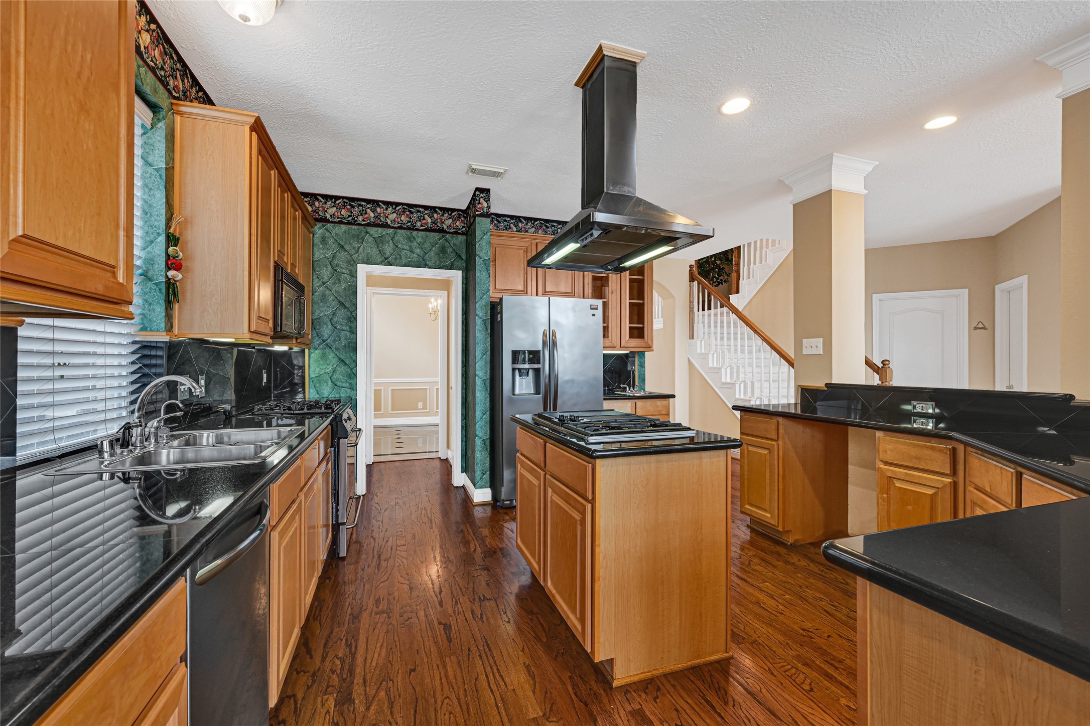 35 Parkway Place Houston, TX 77040 - Photo 10 of 37 a kitchen with stainless steel appliances a stove and a refrigerator