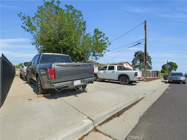 a view of a back yard of the house
