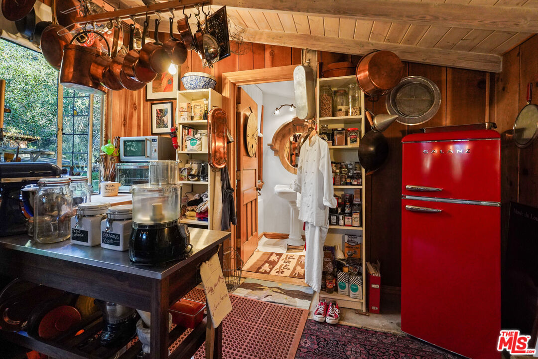 21658 Encina Road Topanga, CA 90290 - Photo 28 of 53 a room with musical instruments