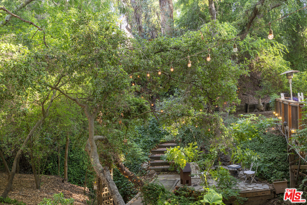 21658 Encina Road Topanga, CA 90290 - Photo 31 of 53 a backyard of a house with lots of green space