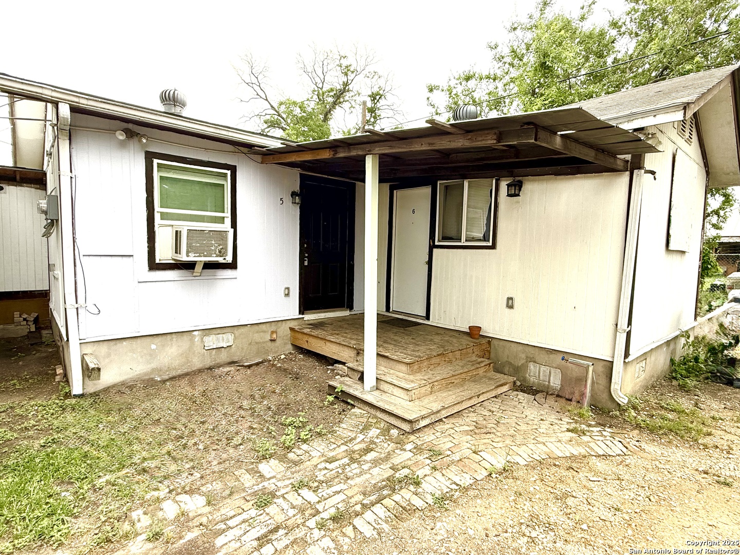 2614 Monterey Street, Unit 5 San Antonio, TX 78207 - Photo 2 of 12 a backyard of a house