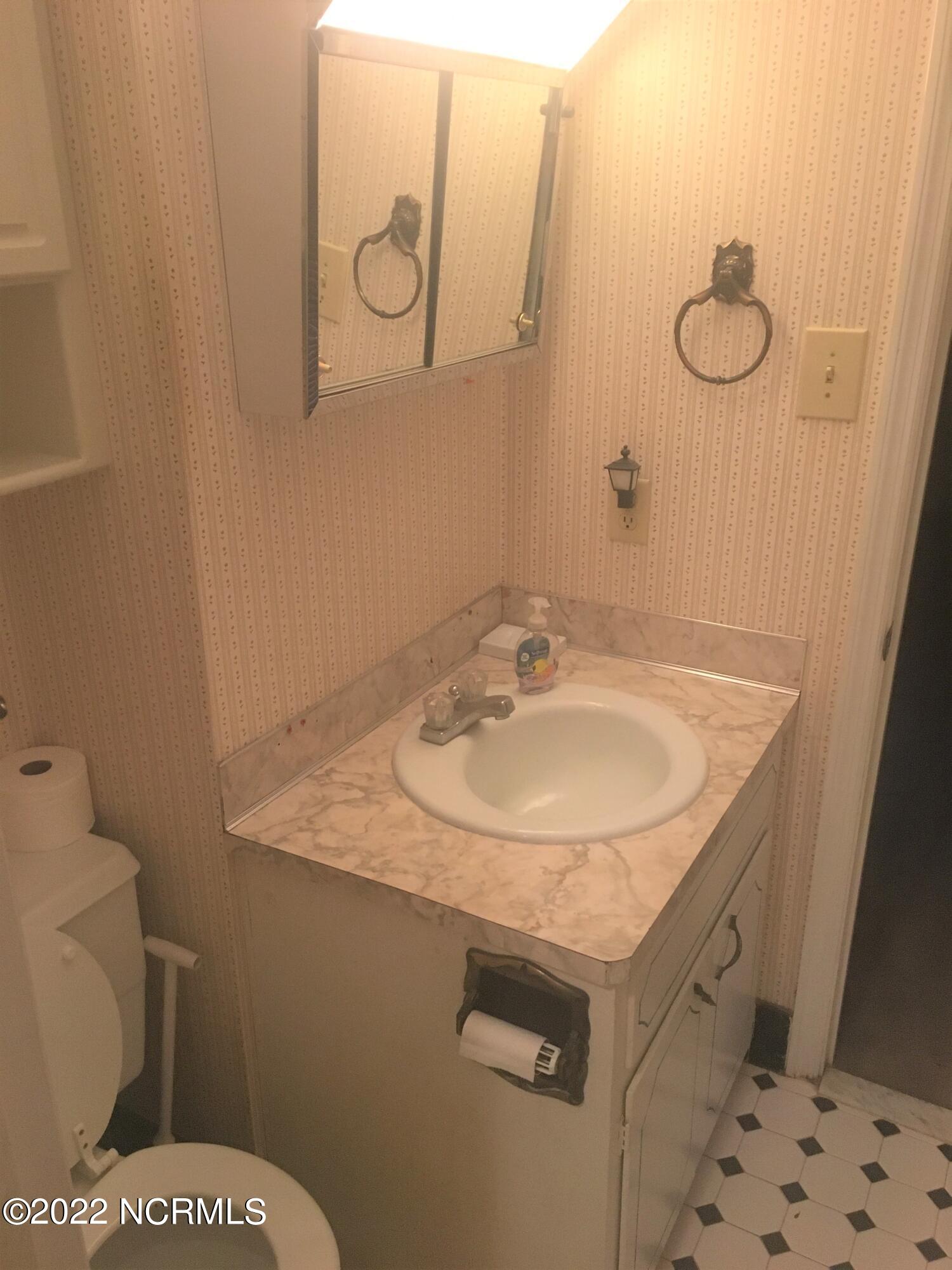 3905 Tower Hill Road Kinston, NC 28501 - Photo 13 of 38 1/2 Bath-Master Bedroom