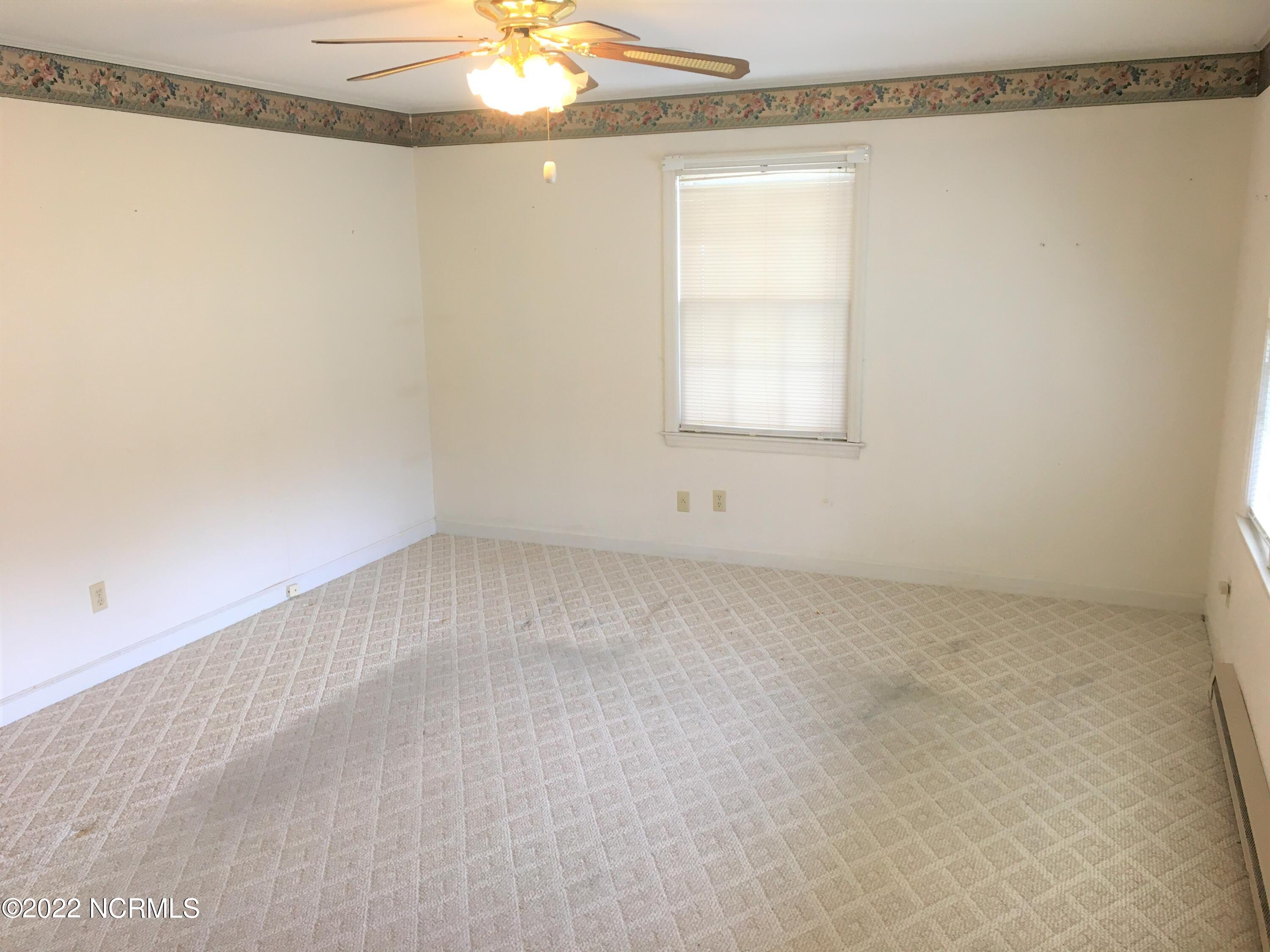 3905 Tower Hill Road Kinston, NC 28501 - Photo 22 of 38 Living Room