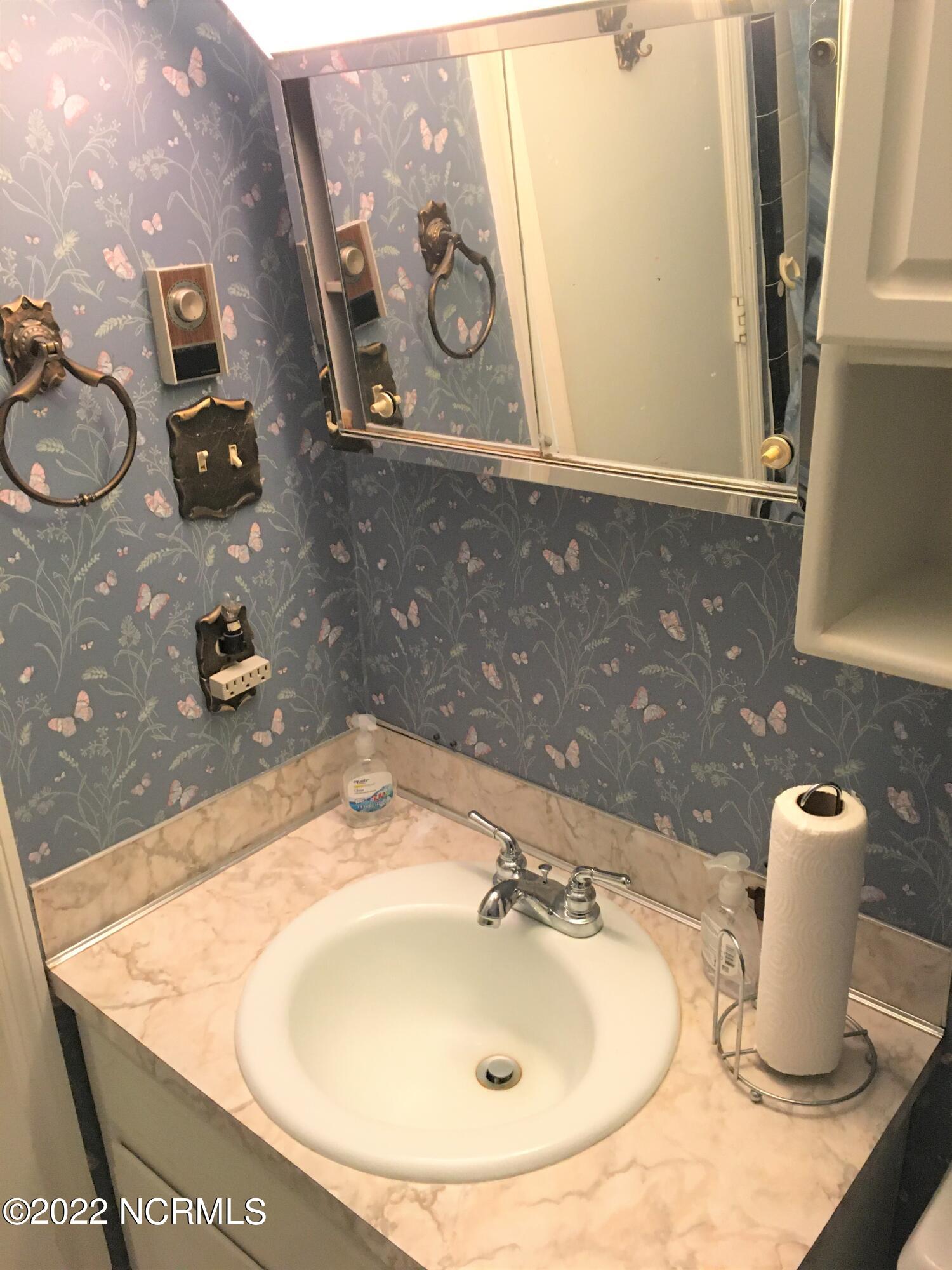 3905 Tower Hill Road Kinston, NC 28501 - Photo 25 of 38 Full Bathroom