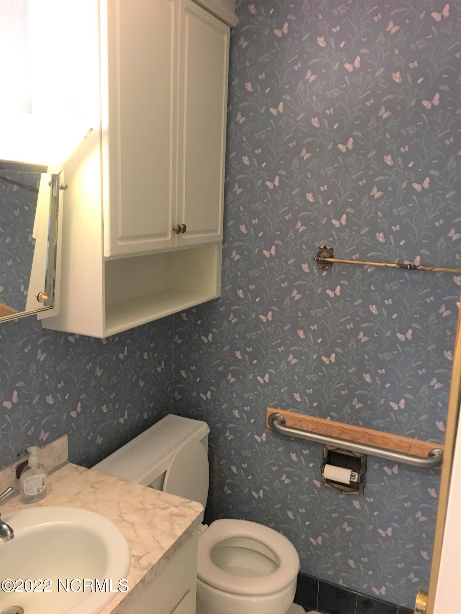 3905 Tower Hill Road Kinston, NC 28501 - Photo 26 of 38 Full Bathroom